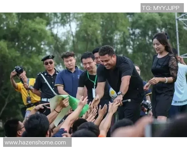 足球明星抵达机场引发粉丝热潮热情接机场面火爆令人惊叹 足球明星抵达机场引发粉丝热潮热情接机场面火爆令人惊叹